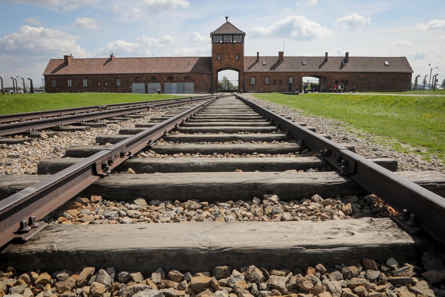 פסי הרכבת - לתוך מחנה הריכוז אושוויץ-בירקנאו בפולין