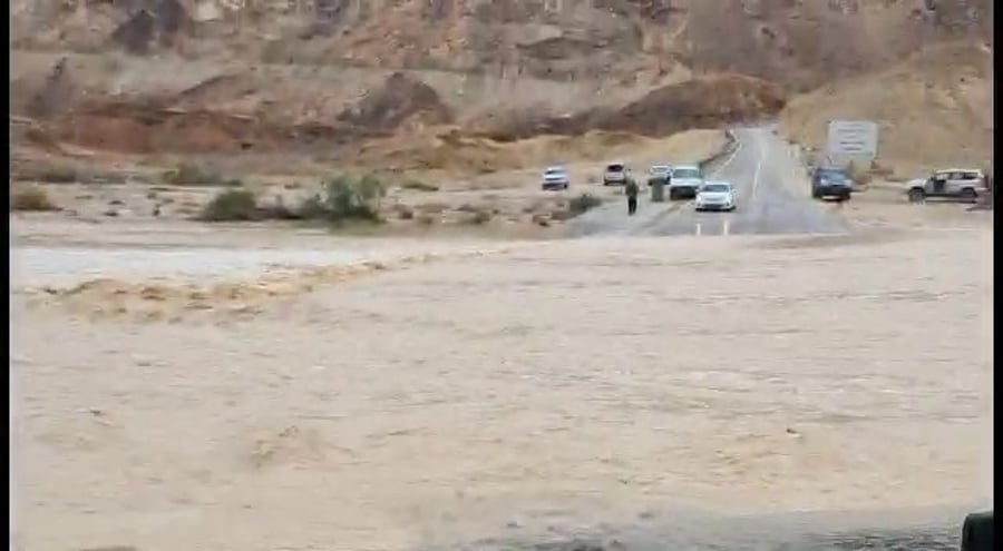 הנחל החוצה את הכביש