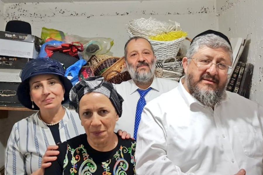 הגר"י דרעי ורעייתו הרבנית, אחיו אריה ורעייתו יפה במקלט בבאר שבע, 2019