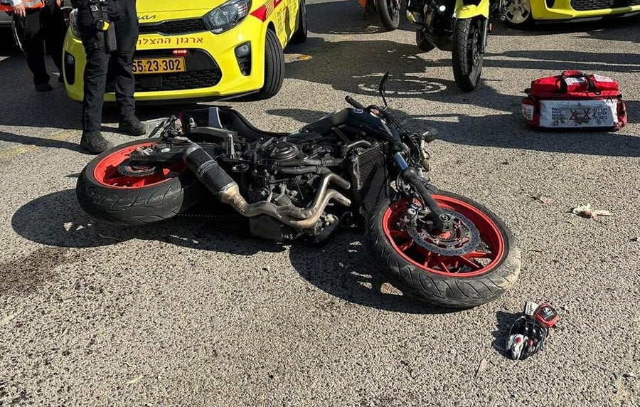 רוכב אופנוע נתקע בגדר בטיחות; מותו נקבע בבית החולים
