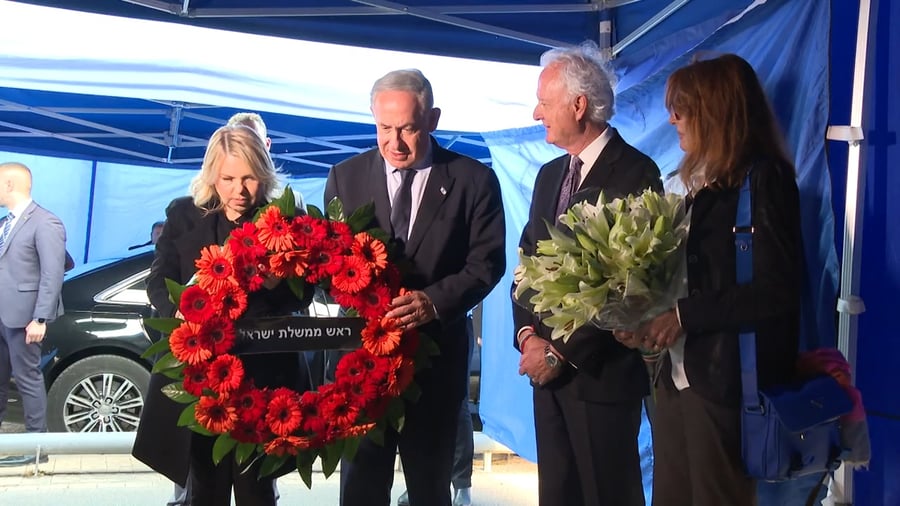 מניחים זר במקום הפיגוע