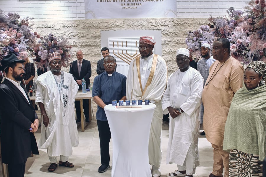 עם נציגי דתות מכל העולם: הדלקת נר בניגריה לזכר ששת המיליונים