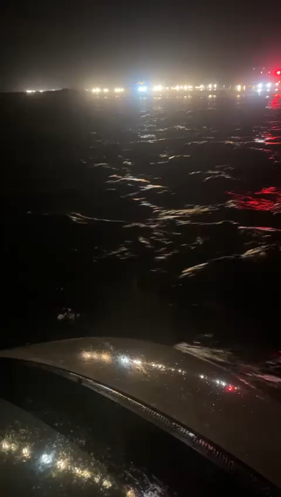 הבחורים אומרים וידיוי בשיטפונות | צפו