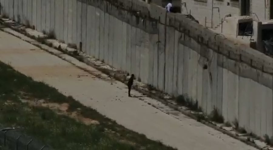 תיעוד דרמטי: ביום שני הדרמטי, שב"חים קופצים מעל הגדר בקלנדיה. לוחמי מג"ב עוטף ירושלים מנהלים מרדף ועוצרים אותם