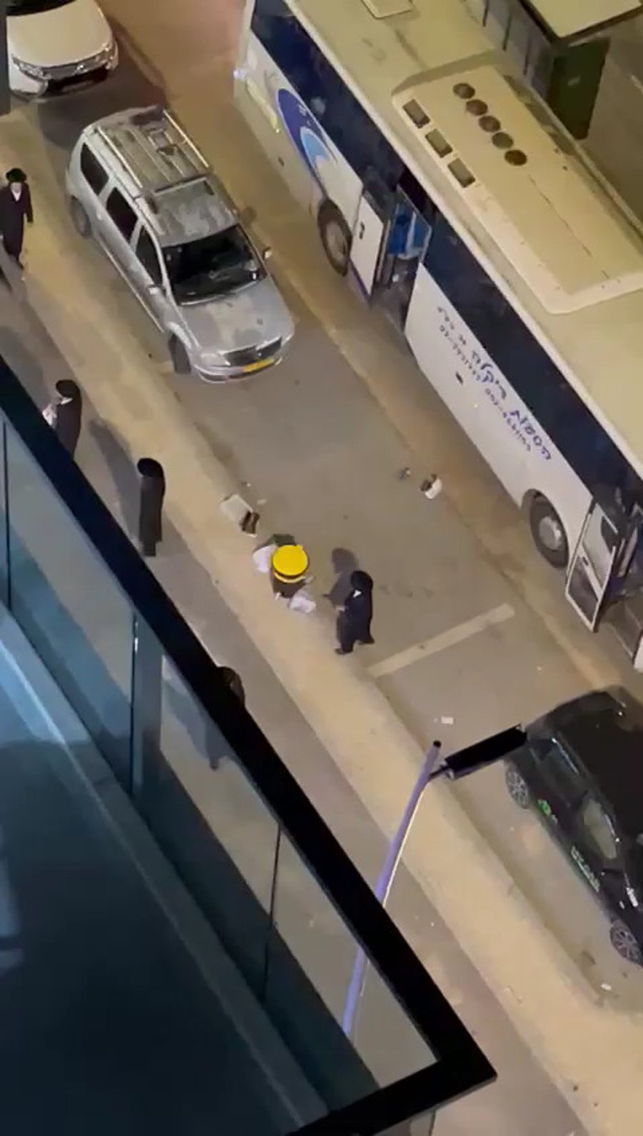 הקיצונים שמגיעים משכונה אחרת, יורדים מהאוטובוס כדי להפגין מול המאפיה