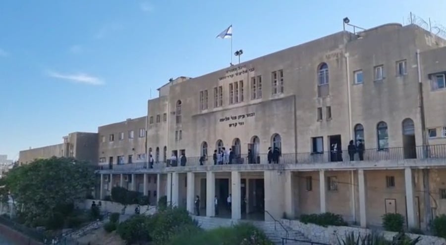 הנפת הדגל בבוקר יום העצמאות תשפ"ג בישיבת פוניבז'