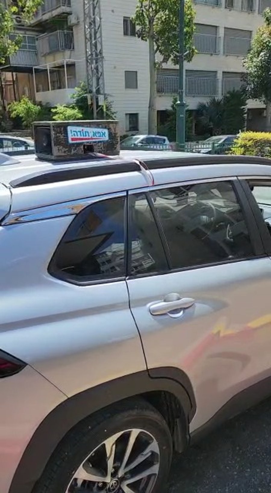 כרוז נגד ההשתפות בהפגנה, הבוקר בשכונות החרדיות