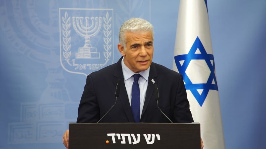 לפיד משיב לשאלות התקשורת