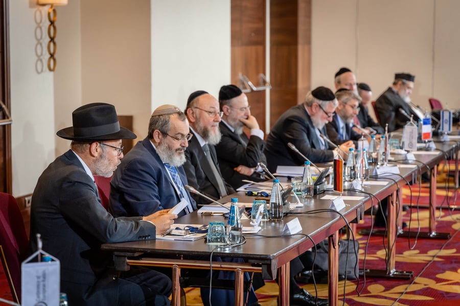 רבני ודייני אירופה קוראים למוסדות האיחוד האירופי לבלום

יוזמות חקיקה אנטישמיות 