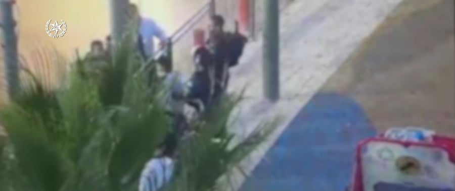 מיידים אבנים על אוטובוס