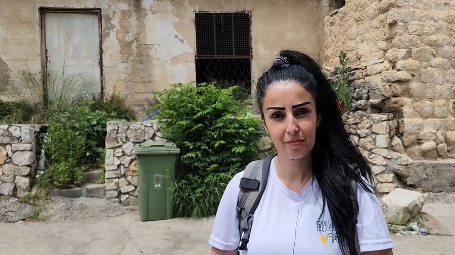 כרוז המודיע על ההלוויה במהלך הסיור, והאפשרות שהאחיין החדש של סוהיר איברהים הוא גלגול של הנפטר