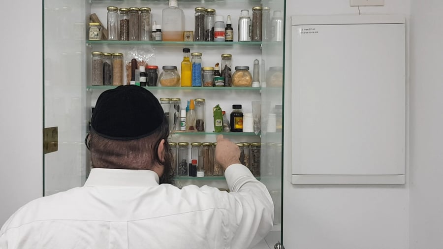 חוקר הקבלה הסגולות והמיסטיקה היהודית הרב חיים פוקס בחשיפה של ארון הסגולות במשרדו