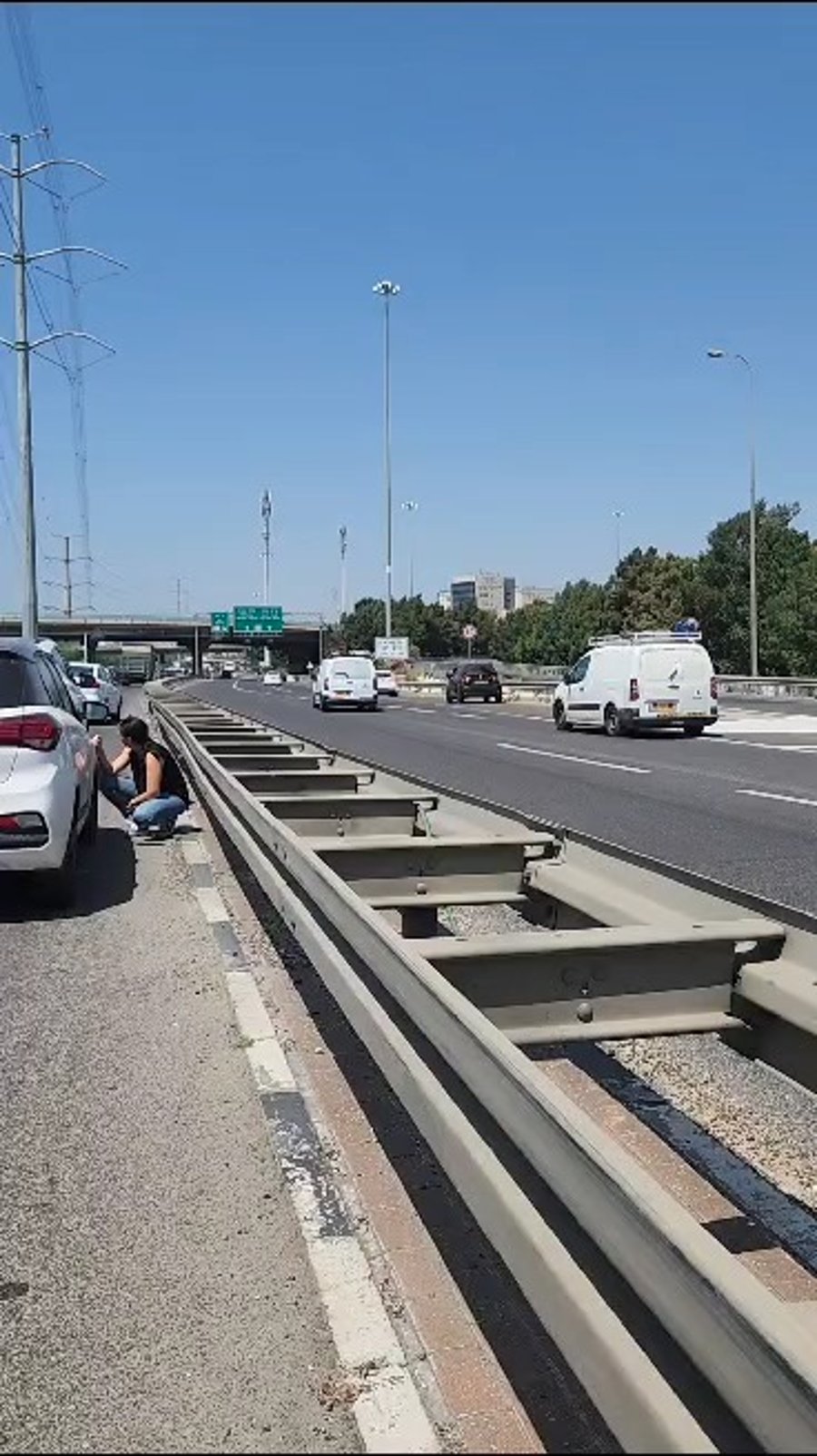 נהגים תופסים מחסה בכביש 4 במרכז הארץ