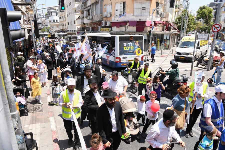 17 אלף ילדים חסמו את כבישי תל אביב | תיעוד