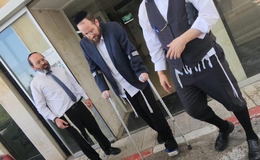 תיעוד מרגש: הרב פאלי השתחרר מבית החולים צועד על רגליו
