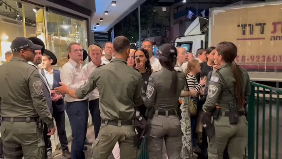 שוטרים שוללים מתושבי העיר להמשיך לביתם