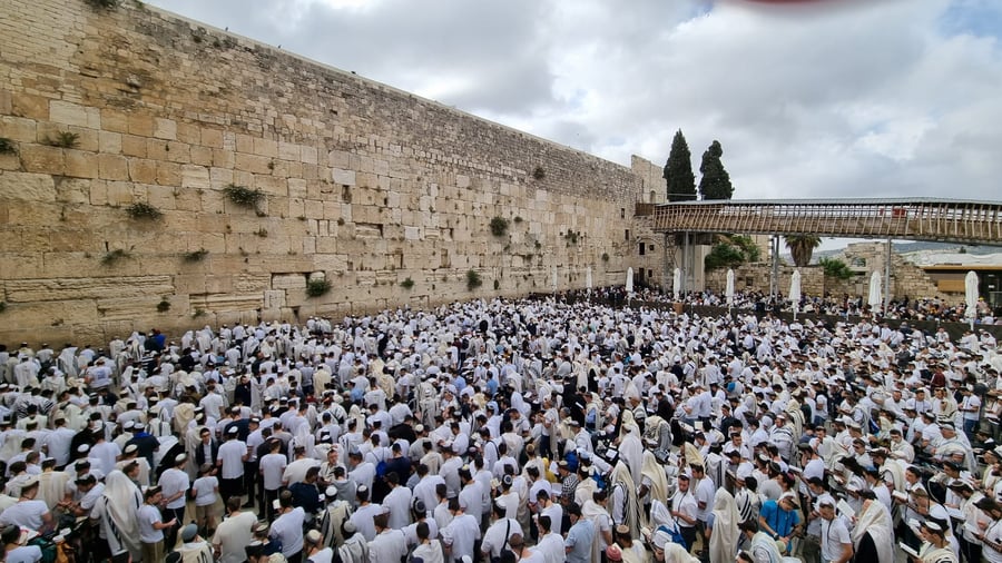 יום ירושלים: אלפים בתפילה חגיגית ברחבת הכותל המערבי