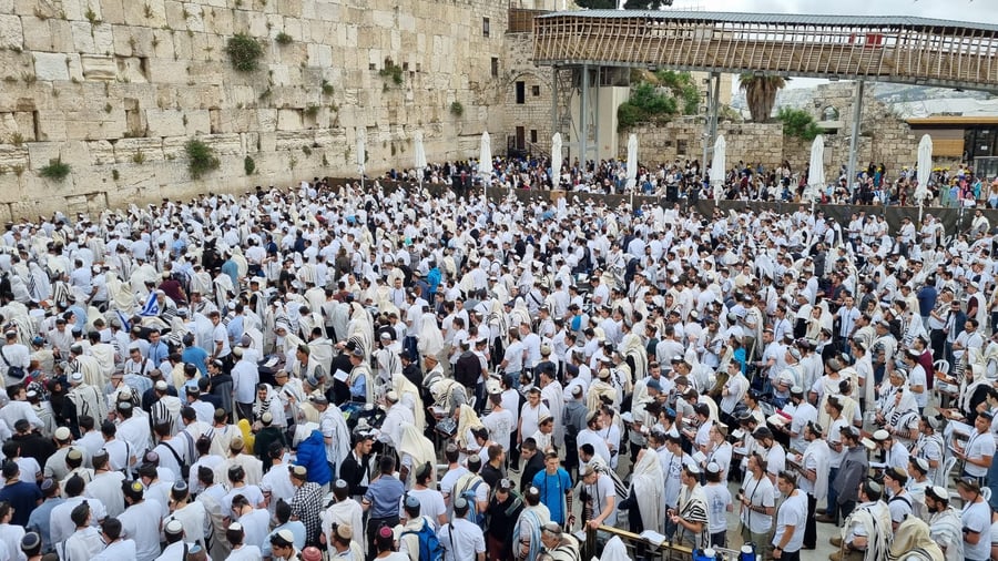 יום ירושלים: אלפים בתפילה חגיגית ברחבת הכותל המערבי