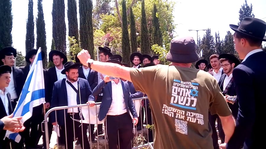 פעילי 'אחים לנשק' רוקדים עם בחורי ישיבה