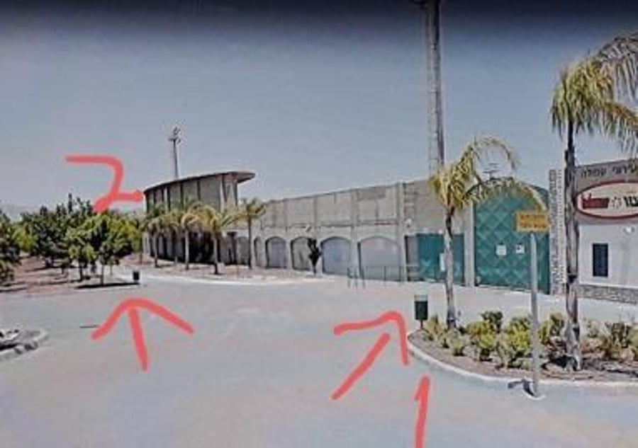 תמונת איצטדיון עירוני עפולה על גביה סימן המחבל חצים לעבר פחים בהם ניתן להניח מטענים