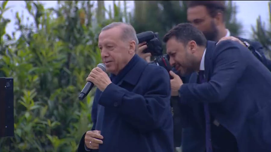 ארדואן פוצח בשירה, הערב