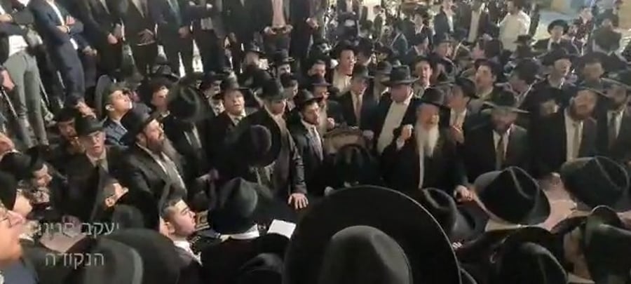 השירה המרגשת בכותל המערבי במוצאי שבת ושבועות