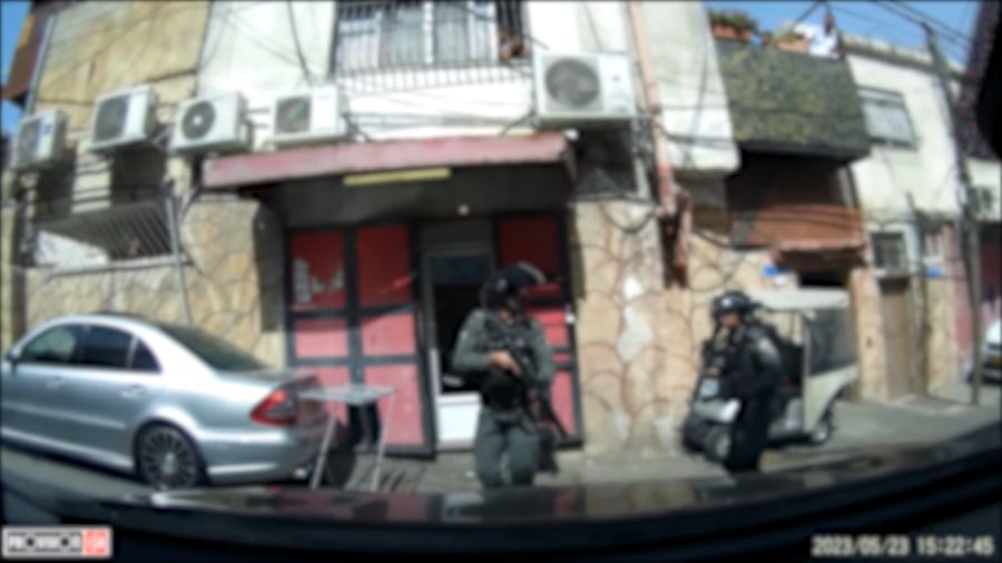 אחרי 4 דקות נסיעה - הפורעים מיידים אבנים