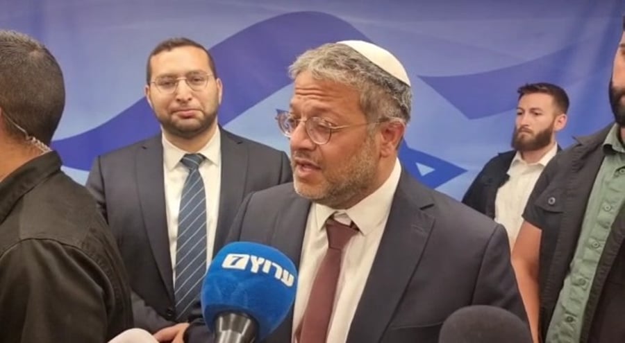 בן גביר בכניסה לישיבת הממשלה, היום