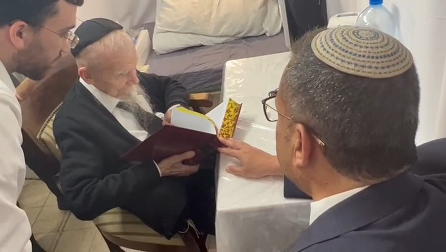 ראש הישיבה זצ"ל מקבל את הספר