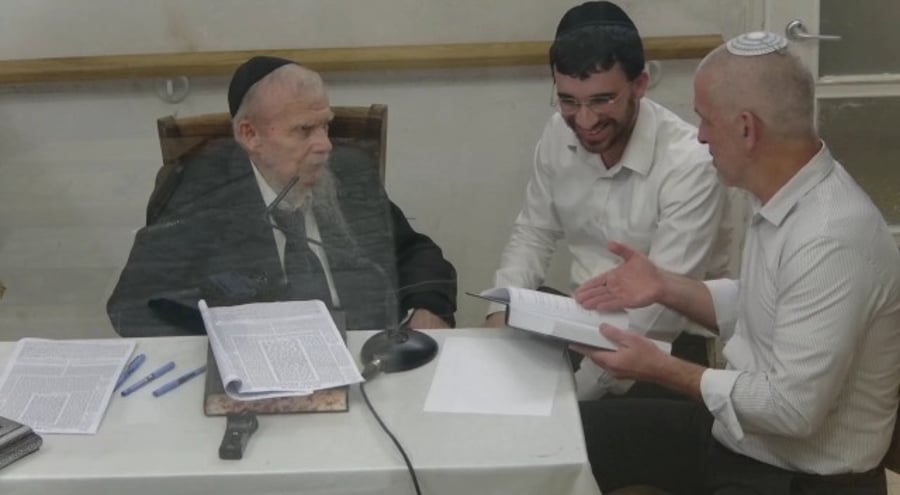 צפו בהענקת הספר לראש השב"כ