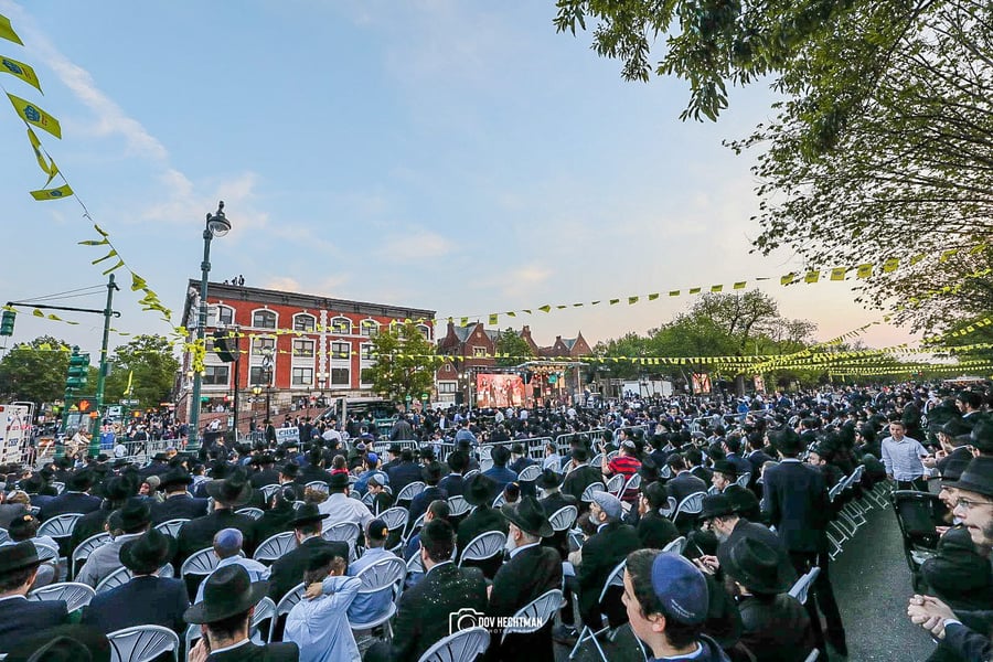 מול 770 החב"די: כ-15,000 חסידים חגגו את "סיום הרמב"ם"