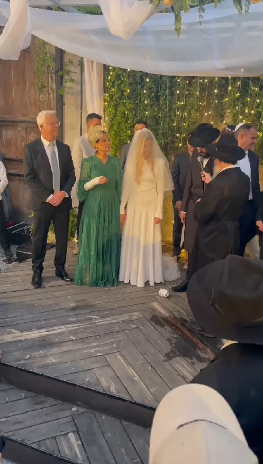 החופה, הערב