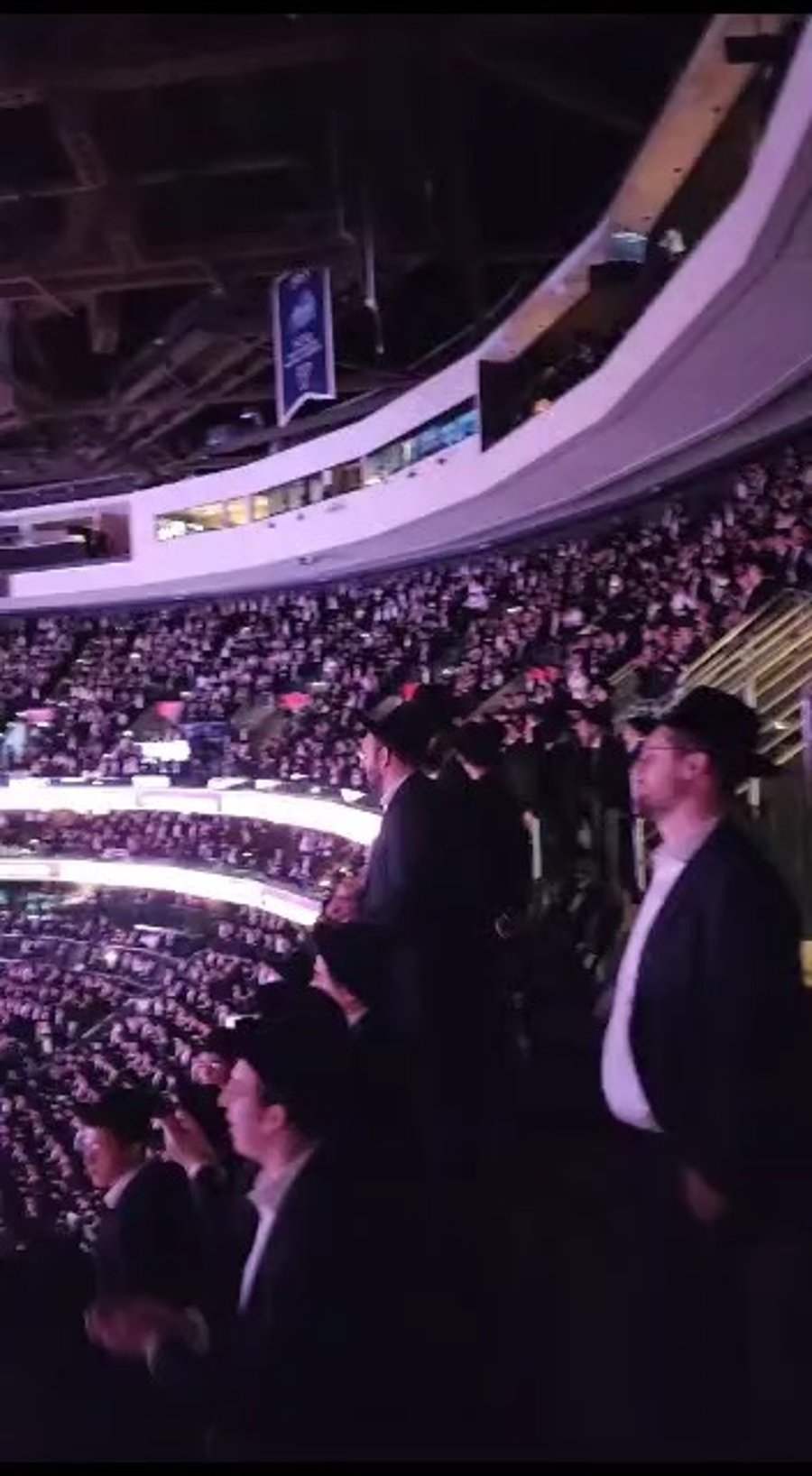 השירה בזמן צאתו של ראש הישיבה מהאירוע