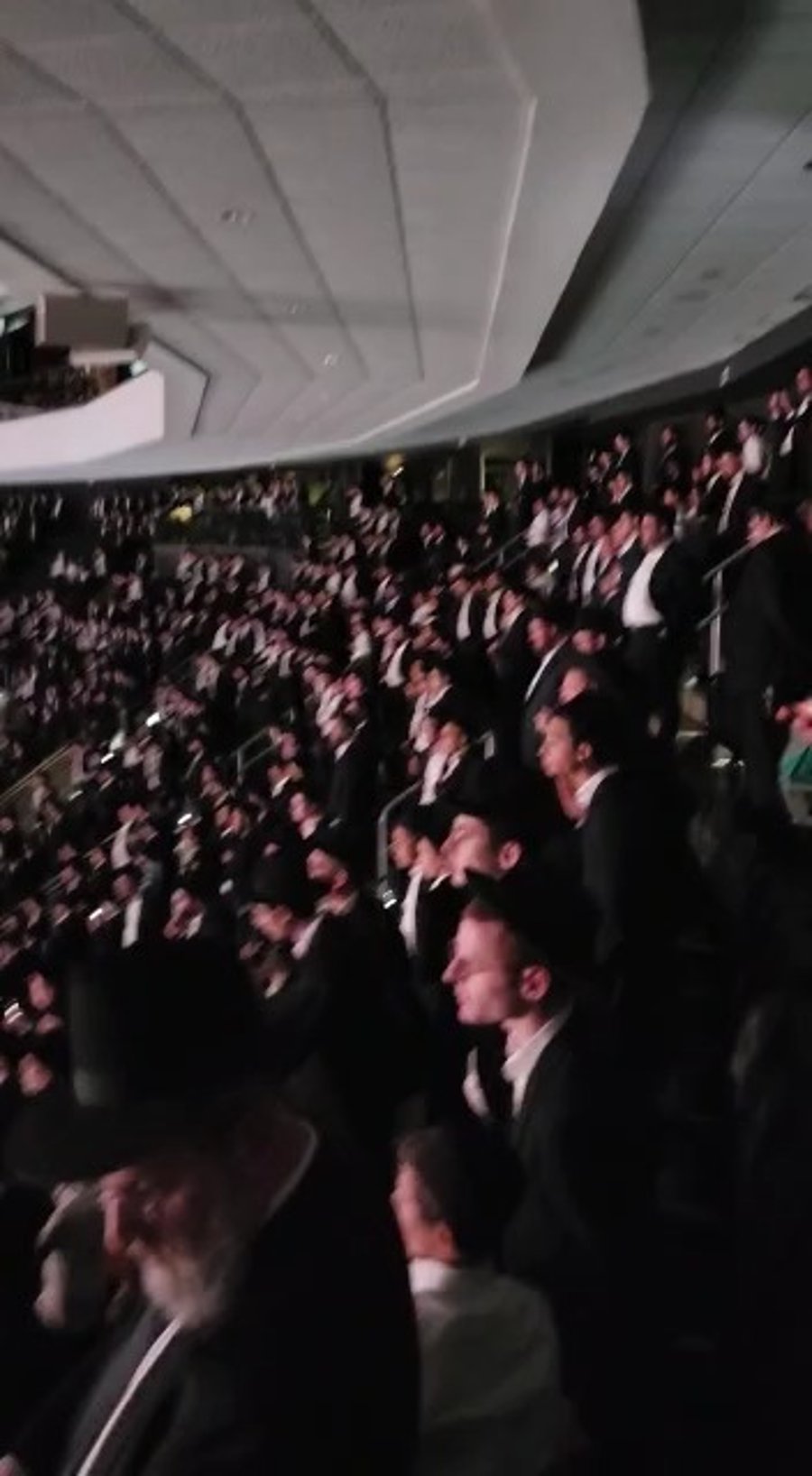 30 אלף איש באמירת המקום ינחם אתכם להגרמ"צ ברגמן, אחרי הנאום בכינוס בארה"ב