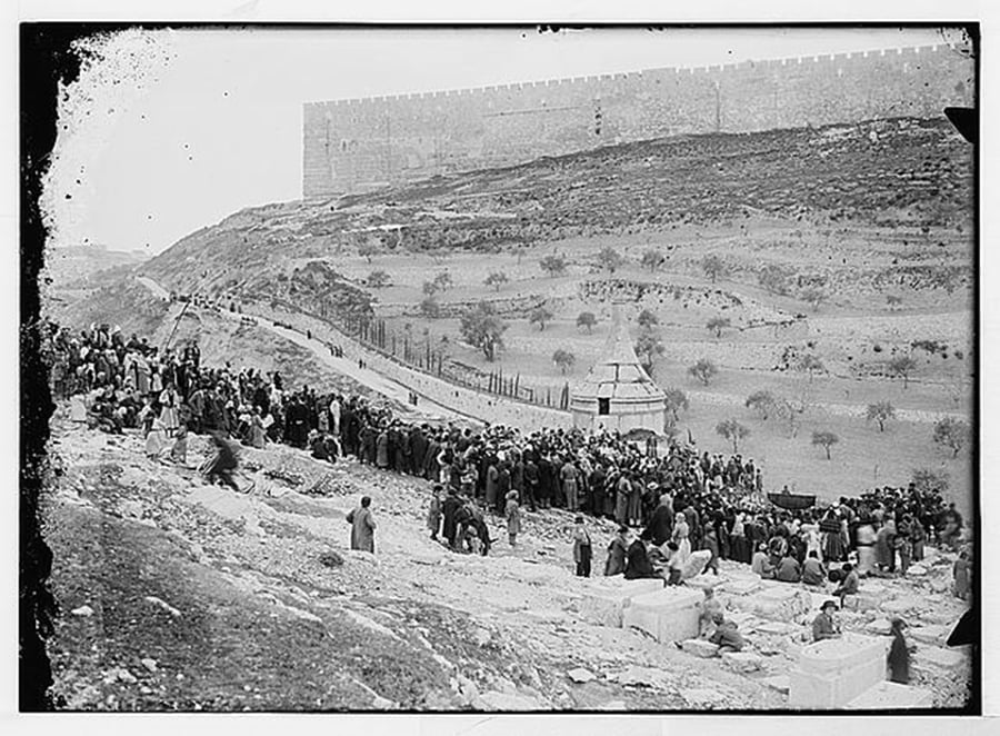 'חופה שחורה' בבית הקברות בהר הזיתים בראש חודש ניסן תרס״ט (1909). צילום אנשי אמריקן קולוני