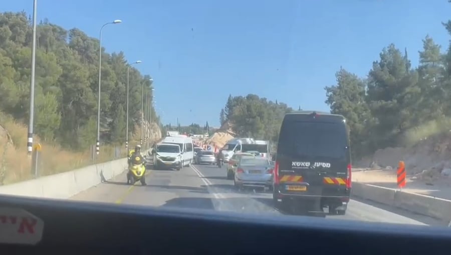 אמבולנס יוצא מהעיר. תראו את פקקי הענק בעקבות התאונה