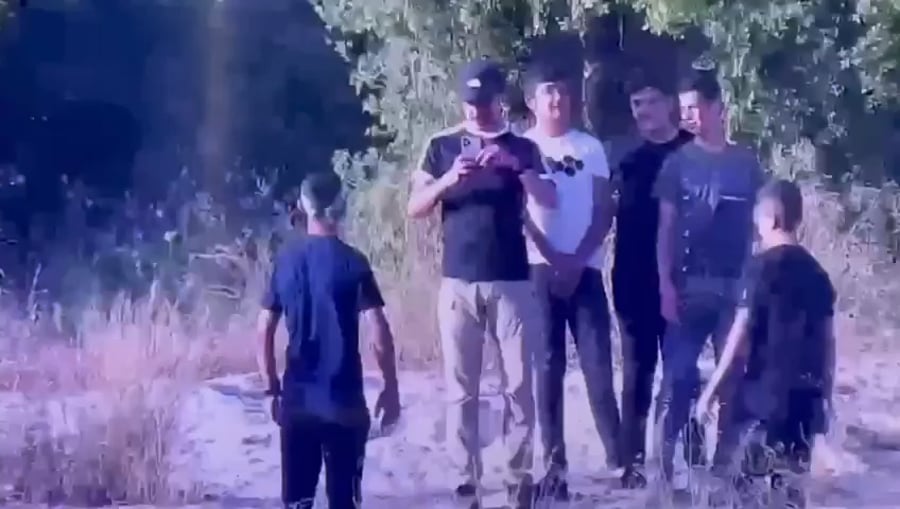 מצטלמים לקראת אירוע הטרור... ככל הנראה במטרה לפרסם ברשתות החברתיות