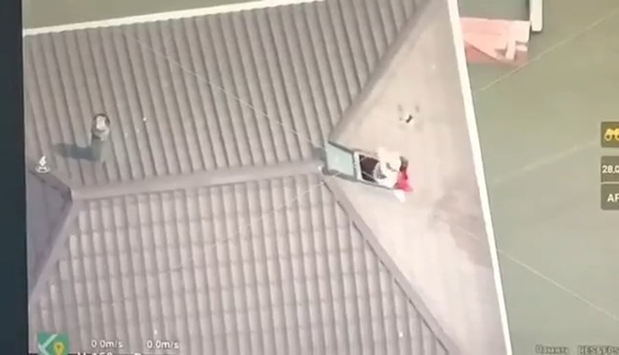 תיעוד מהנחתת בקבוקי מים צלולים על בית מוצף