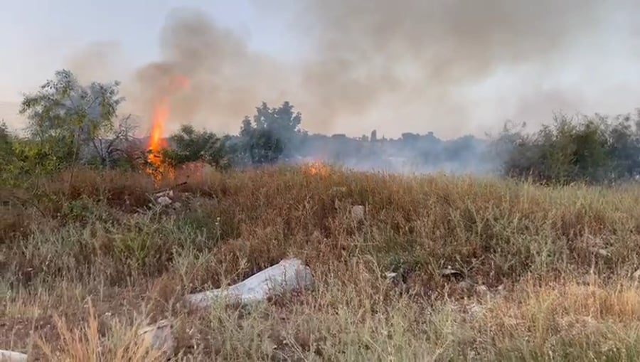 לאחר השלכת בקבוקי התבעירה, השריפה משתוללת