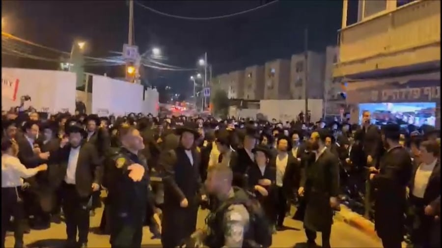 ההפגנה, הערב