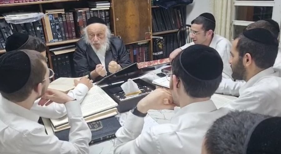 ראש הישיבה במסירת שיעור לתלמידים מובחרים, השבוע