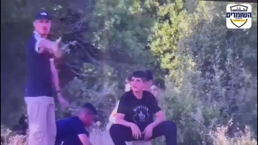 בשפת הסימנים מראה הנער חירש אילם, איך היא יורה לכיוון החיילים במודיעין עילית