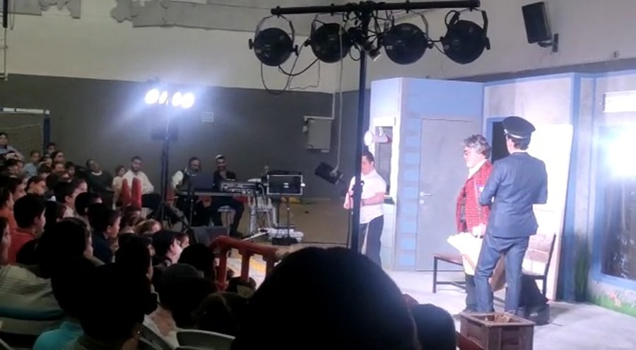 ינון מציג בהצגה