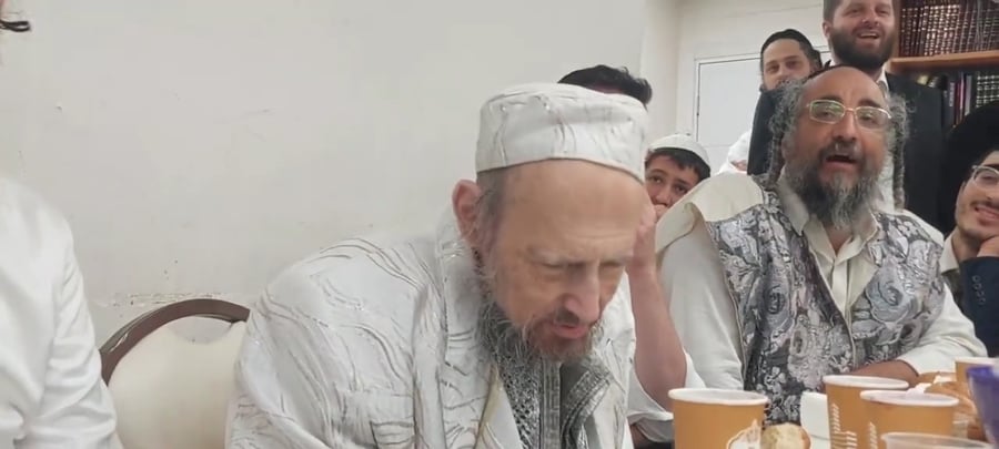 המקובל שר עם היהודי התימני | צפו