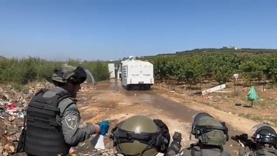 כוחות המשטרה מפזרים מפגינים, היום