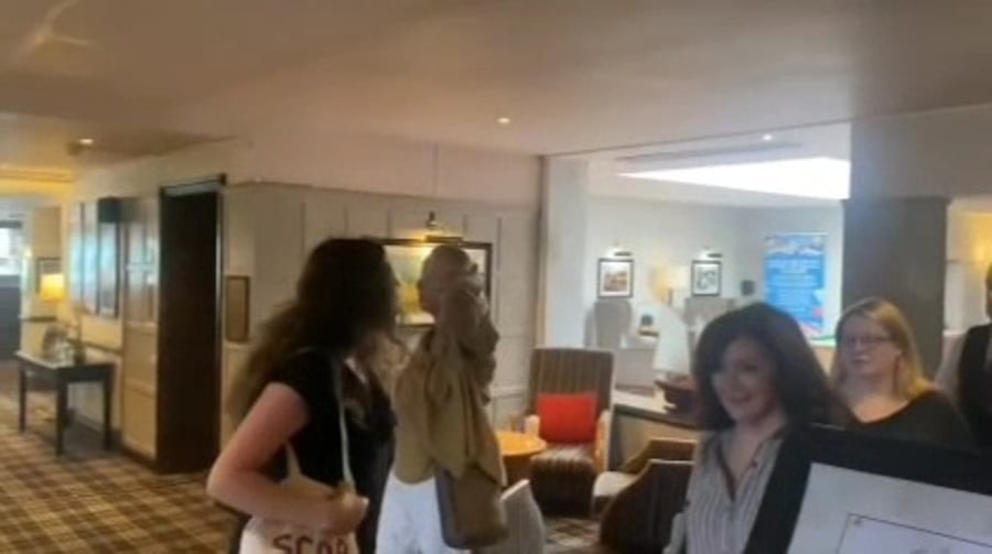 מישהו איבד את זה. צפו בתקרית בלונדון