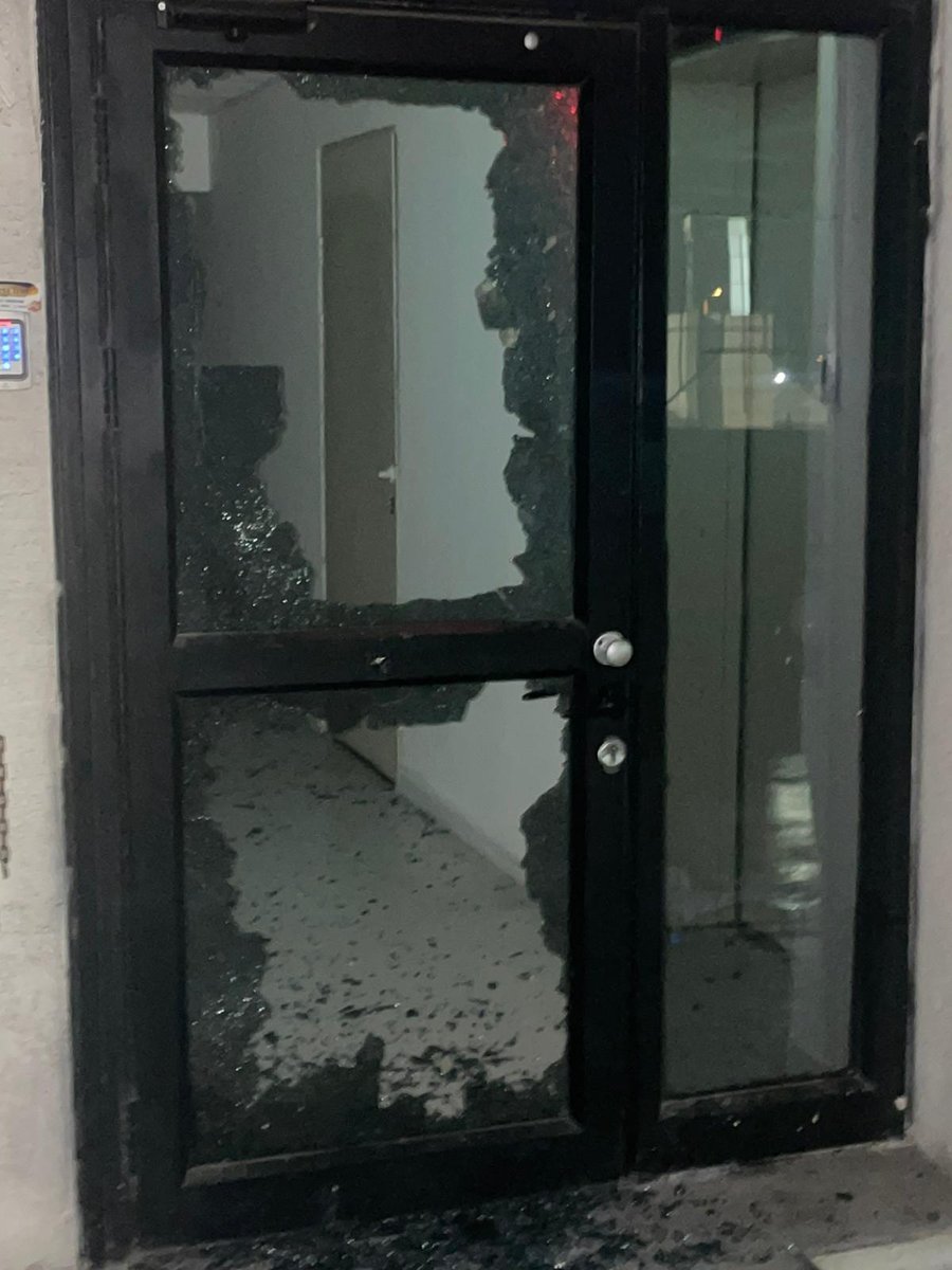 שברו חלונות וגרמו נזקים כבדים לציוד בבניין משרדים; כך עבריינים ניסו לגבות דמי חסות