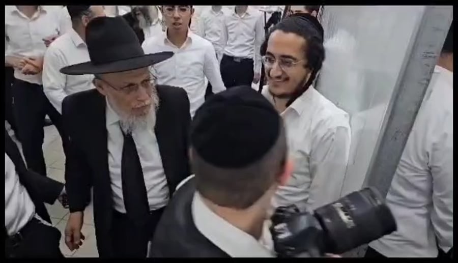 ראש הישיבה נכנס להיכל הגרח"ש
