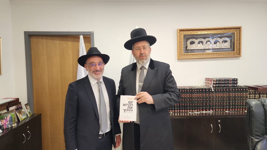 הרב זאב גולדשטיין עם הרב הראשי הגר"ד לאו