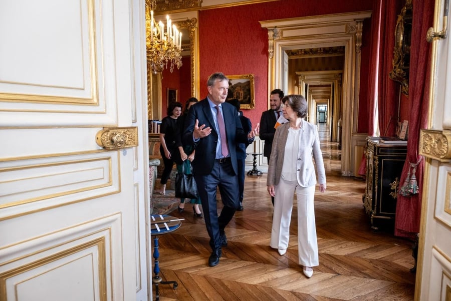 שרת החוץ של צרפת בפגישה עם ראש אונר"א